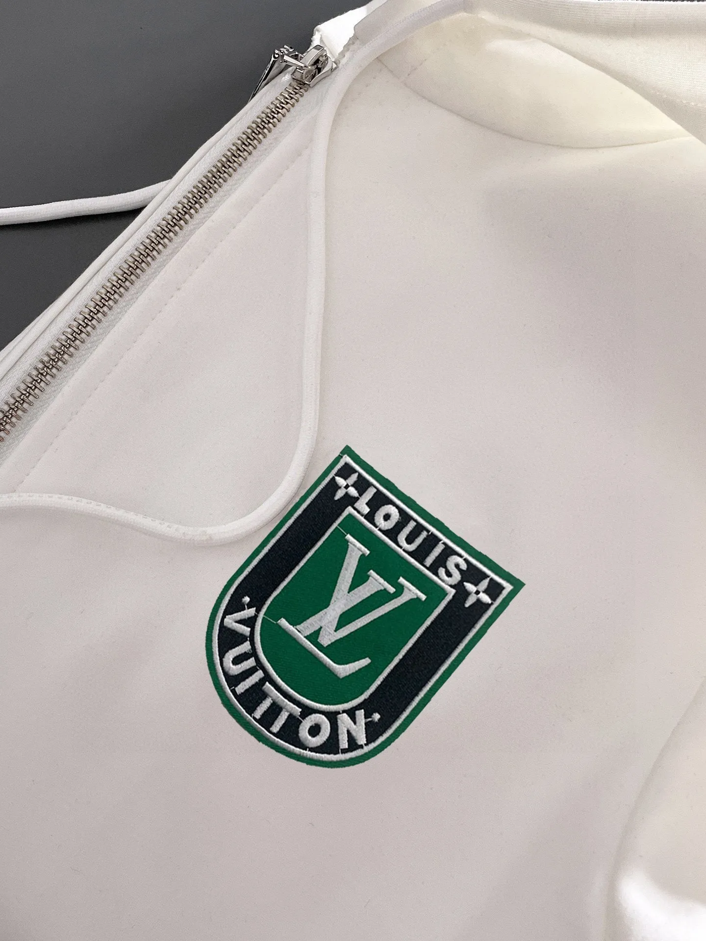 🅿️420 [LV Louis Vuitton] (Fat Man Gospel) hot-selling suit is coming. Focus on the original version of the official website. 2025 new hot-selling cardigan sweater suit. The original order is the best. 🇭🇰The meticulous work of top designers is dedicated to a fitting and perfect upper body effect. All-natural high-quality Roman cotton 100%, close-fitting comfort, noble and elegant! Original hardware embodies elegance and nobility! Counter size: M-5XL (maximum wear up to 220 pounds)